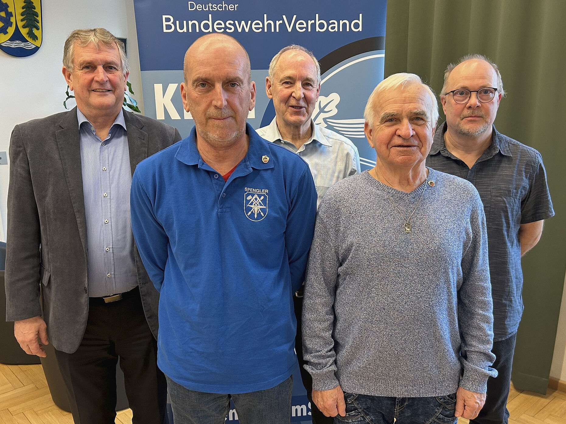 Für ihre langjährige Mitgliedschaft wurden StFw a.D. Thomas Kopp (1. Reihe v.l.) und StFw a.D. Horst Möser ausgezeichnet. Mit ihnen auf dem Foto: Bernhard Hauber, Johann Hauf und Vorsitzender Ralf Habenicht. Foto: M. Hauf