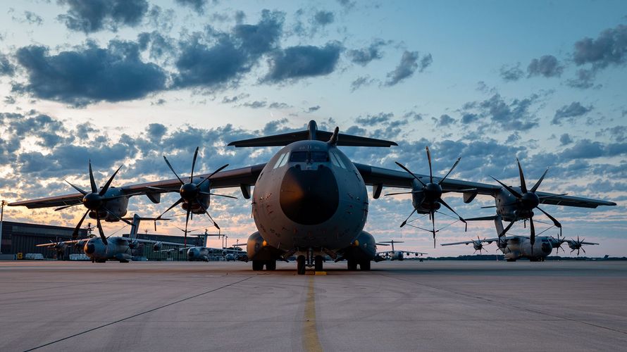 Ein Airbus A400M während der Übung Air Defender 2023 in Wunstorf. Die Luftwaffe ist jetzt zu einem ersten Evakuierungsflug nach Israel gestartet. Foto: Bundeswehr/Patrik Bransmöller