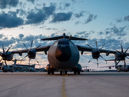 Ein Airbus A400M während der Übung Air Defender 2023 in Wunstorf. Die Luftwaffe ist jetzt zu einem ersten Evakuierungsflug nach Israel gestartet. Foto: Bundeswehr/Patrik Bransmöller