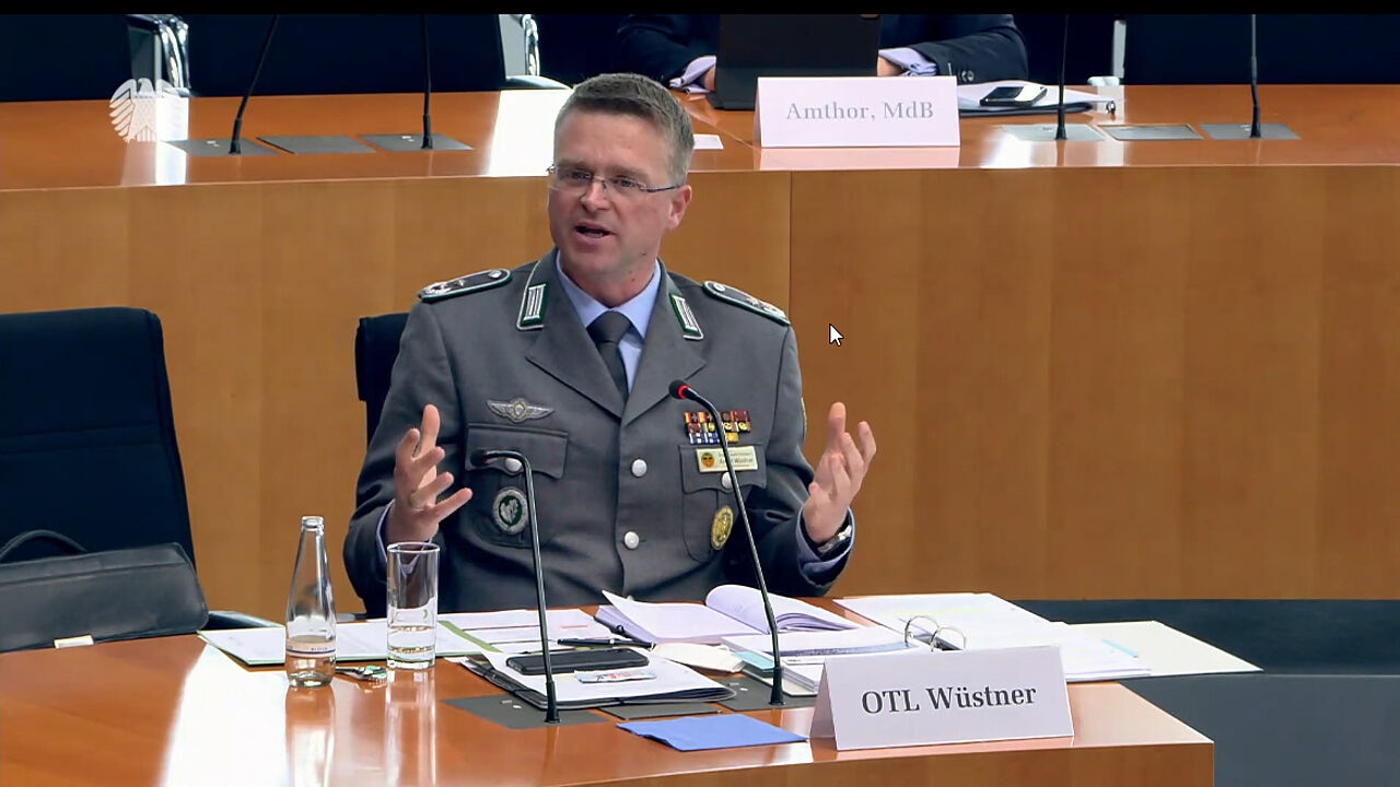 Bei der Anhörung im Innenausschuss plädierte Oberstleutnant André Wüstner für die Einrichtung einer gesamtstaatlichen Sicherheitsarchitektur mit einem einheitlichen Führungssystem. Foto: Screenshot DBwV