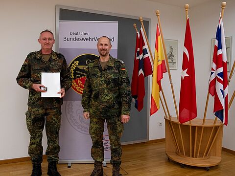 In seiner Funktion als Bezirksvorsitzender überreichte Oberstleutnant Kai Schlegel die DBwV-Verdienstnadel in Bronze an seinen zukünftigen TruKa-Stellvertreter, Stabsfeldwebel Frank Rieder (links). Foto: PAO 1GNC