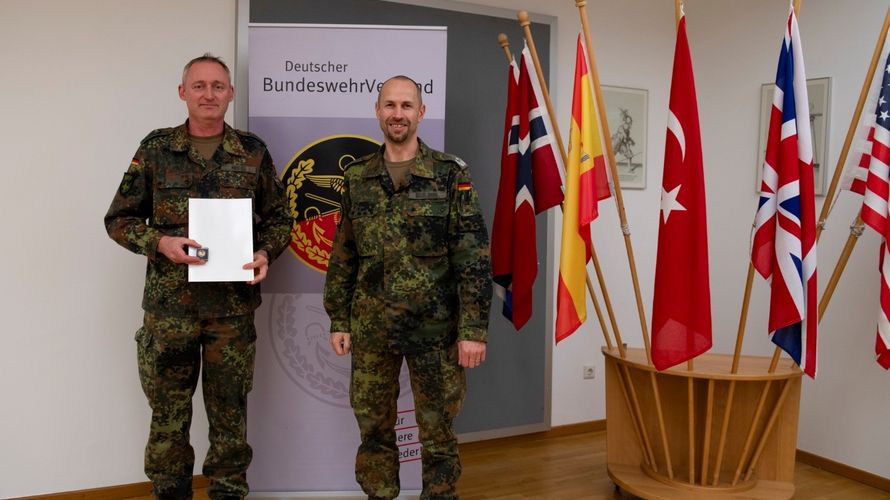 In seiner Funktion als Bezirksvorsitzender überreichte Oberstleutnant Kai Schlegel die DBwV-Verdienstnadel in Bronze an seinen zukünftigen TruKa-Stellvertreter, Stabsfeldwebel Frank Rieder (links). Foto: PAO 1GNC