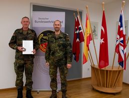 In seiner Funktion als Bezirksvorsitzender überreichte Oberstleutnant Kai Schlegel die DBwV-Verdienstnadel in Bronze an seinen zukünftigen TruKa-Stellvertreter, Stabsfeldwebel Frank Rieder (links). Foto: PAO 1GNC