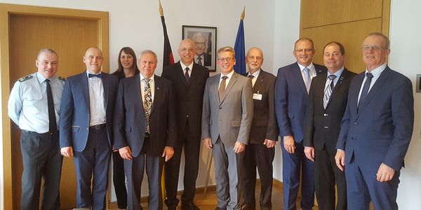 Die Verbandsdelegation unter Leitung von DBwV-Vize Hauptmann Andreas Steinmetz in der deutschen Botschaft. Foto: DBwV