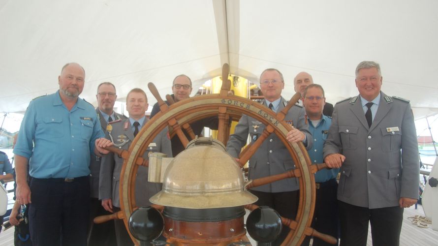 Mitglieder des Landesvorstandes Nord, eingerahmt von Kapitän zur See Nils Brandt (l.) und dem Landesvorsitzenden Thomas Behr (r.). Foto: DBwV