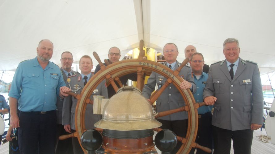 Mitglieder des Landesvorstandes Nord, eingerahmt von Kapitän zur See Nils Brandt (l.) und dem Landesvorsitzenden Thomas Behr (r.). Foto: DBwV