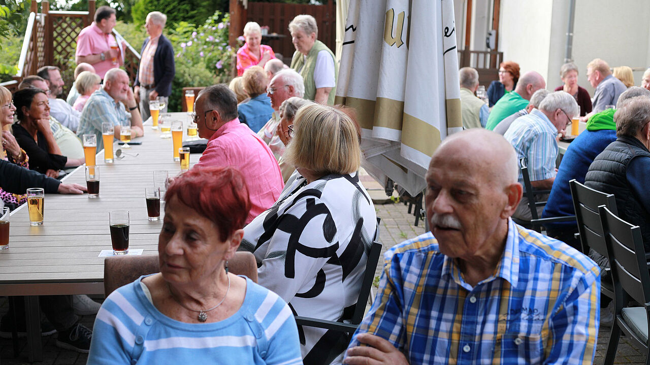 Gesellig ging es zu beim Sommerfest der Ehemaligen in Aachen. Foto: Barbara Fink-Abicht