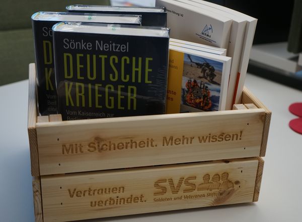 Eine Kiste, randvoll mit sicherheitspolitischer Literatur. Foto: DBwV