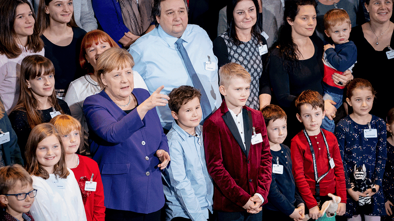 Viele Kinder im Kanzleramt: Bundeskanzlerin Angela Merkel empfing Angehörige von Soldaten und Polizisten im Auslandseinsatz. Foto: picture alliance/Kay Nietfeld/dpa