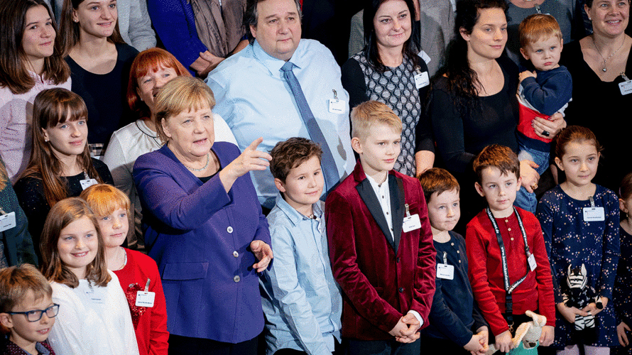 Viele Kinder im Kanzleramt: Bundeskanzlerin Angela Merkel empfing Angehörige von Soldaten und Polizisten im Auslandseinsatz. Foto: picture alliance/Kay Nietfeld/dpa