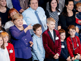 Viele Kinder im Kanzleramt: Bundeskanzlerin Angela Merkel empfing Angehörige von Soldaten und Polizisten im Auslandseinsatz. Foto: picture alliance/Kay Nietfeld/dpa