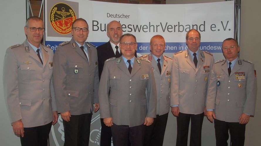 Zur Tagung reisten Andreas Brandes (Mitte) und alle Bezirksvorsitzenden an. Foto: DBwV/Fritsch