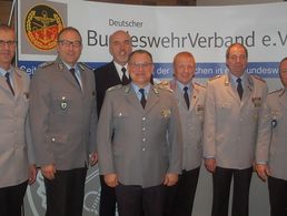 Zur Tagung reisten Andreas Brandes (Mitte) und alle Bezirksvorsitzenden an. Foto: DBwV/Fritsch