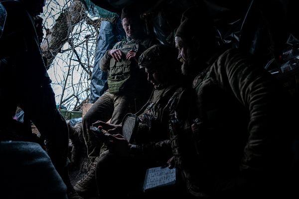 Ukrainische Soldaten in Donezk. Sie analysieren die Frontlinie. Foto: Ignacio Marin / Anadolu Agency