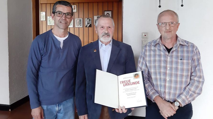 (v.l): Vorsitzender Stefan Hoffmann mit dem Geehrten Manfred Nieland und dem Referenten Eckhard Kunz. Foto: KERH Idar-Oberstein