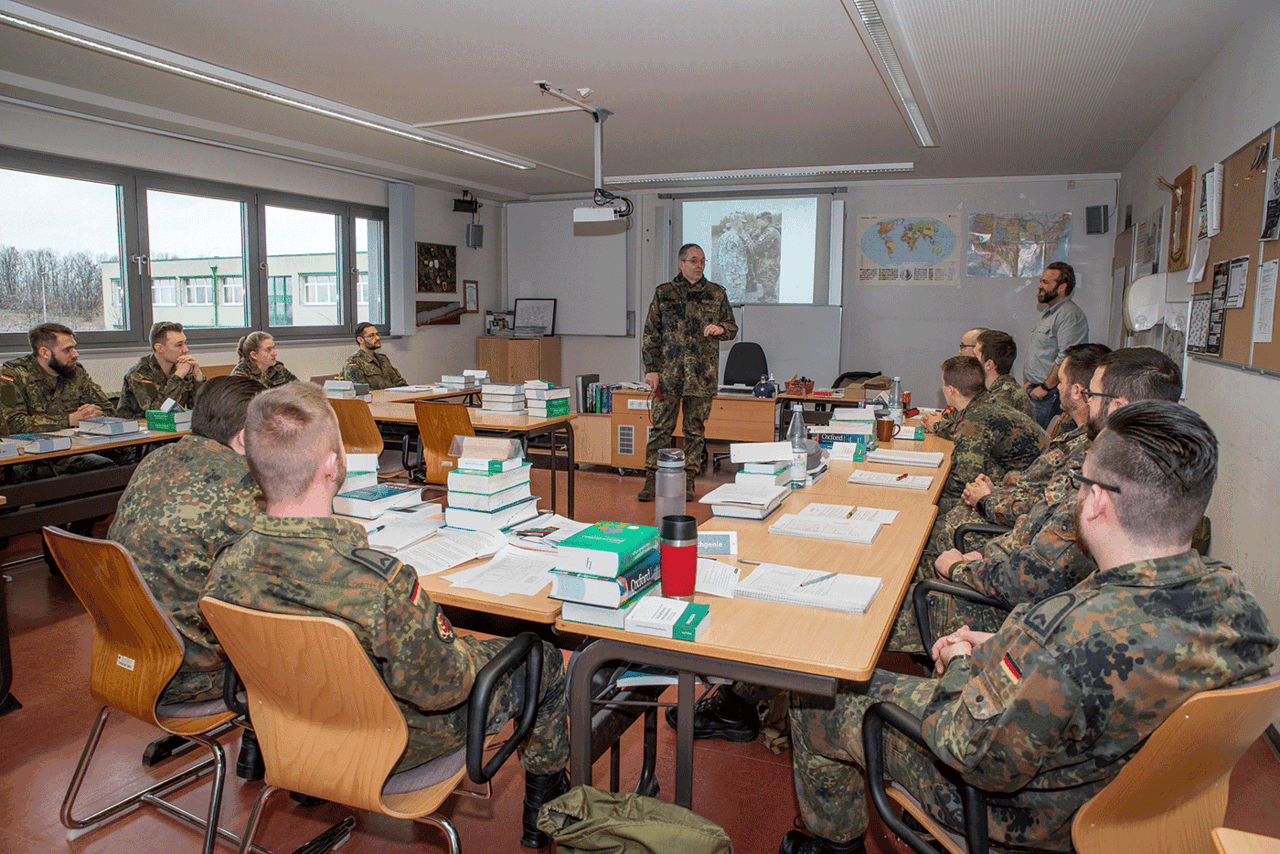 Generalleutnant Mais im Gespräch mit Teilnehmern im Englisch-Unterricht. Foto: DBwV/Bombeke