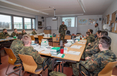 Generalleutnant Mais im Gespräch mit Teilnehmern im Englisch-Unterricht. Foto: DBwV/Bombeke
