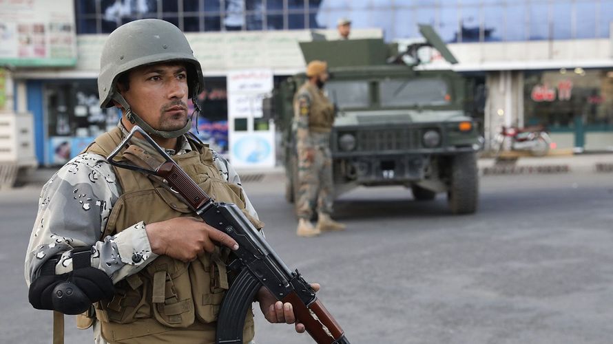 Mit der Schaffung von Sicherheit oft überfordert: Afghanische Soldaten schützen eine Polizeistation vor den Wahlen im Herbst 2019. Foto: picture alliance/AP Photo