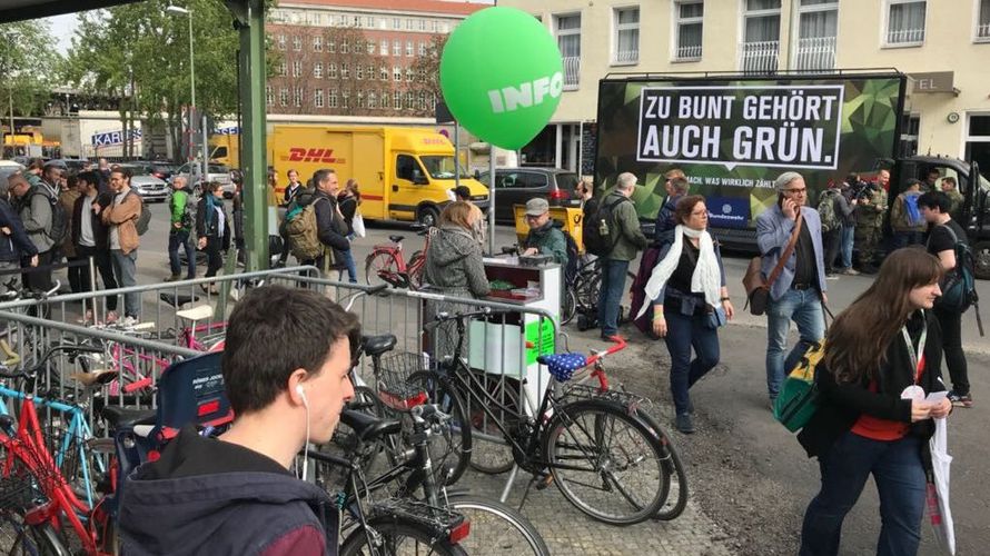 Für die Besucher der Netzkonferenz "re:publica"  kaum zu übersehen: Der Werbetruck der Bundeswehr. Foto: privat