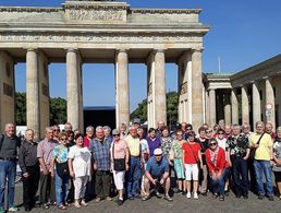 Die Reisegruppe vor dem Brandenburger Tor. Foto: Rainer Rathmann