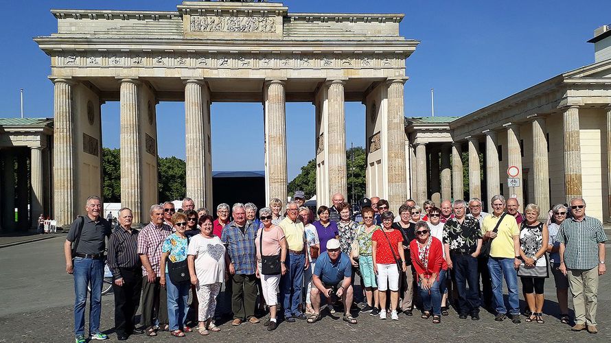 Die Reisegruppe vor dem Brandenburger Tor. Foto: Rainer Rathmann