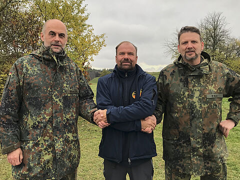 Kennen sich seit Jahrzehnten und leben diese Kameradschaft: Kompaniechef Oberstleutnant d.R. Jürgen Mihalek, Oberstabsfeldwebel a.D. Gerd-Josef Bopp und Stabsfeldwebel Alexander Pauly im gegenseitigen Austausch. Foto: Gerd-Josef Bopp