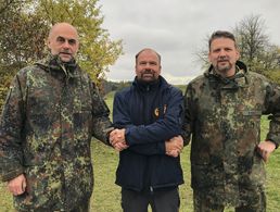 Kennen sich seit Jahrzehnten und leben diese Kameradschaft: Kompaniechef Oberstleutnant d.R. Jürgen Mihalek, Oberstabsfeldwebel a.D. Gerd-Josef Bopp und Stabsfeldwebel Alexander Pauly im gegenseitigen Austausch. Foto: Gerd-Josef Bopp