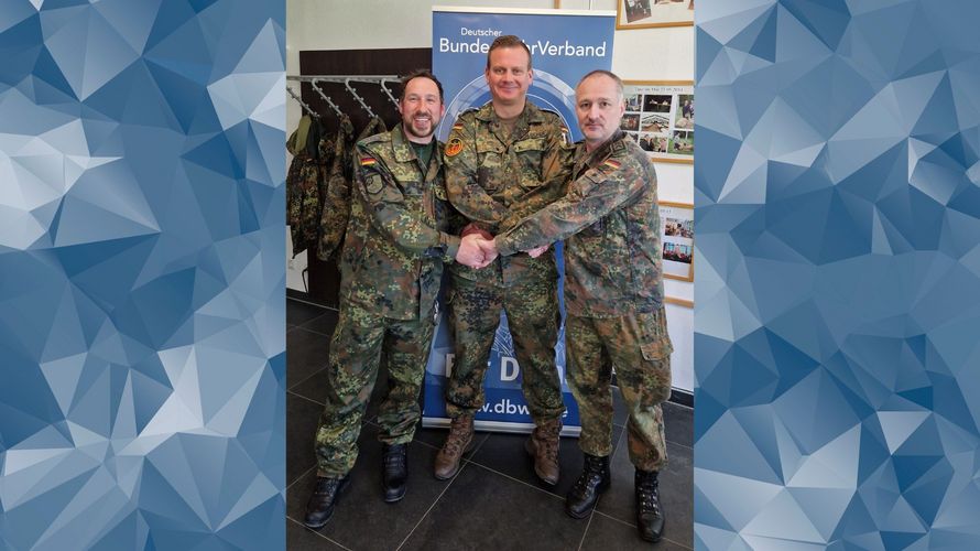 Übergabe der Amtsgeschäfte des Vorsitzenden der TruKa Grenzland-Kaserne an Stabsfeldwebel Tobias Schöniger (l.) von Stabsfeldwebel Sebastian Lüben (r.) im Beisein von Bezirksvorsitzendem Stabsfeldwebel Christian Schleicher. Foto: Christian Schleicher