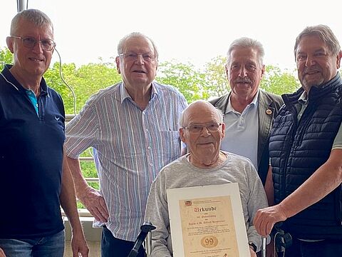 Der 99-jährige Hauptmann a.D. Alfred Hastreiter (sitzend) im Kreise der Gratulanten der Kameradschaft ERH Augsburg mit Vorsitzendem Stabsfeldwebel a.D. Michael Lipp (rechts). Foto: li