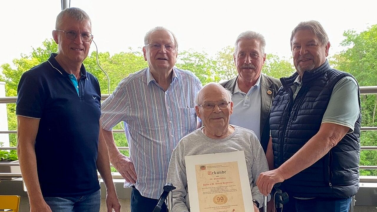 Der 99-jährige Hauptmann a.D. Alfred Hastreiter (sitzend) im Kreise der Gratulanten der Kameradschaft ERH Augsburg mit Vorsitzendem Stabsfeldwebel a.D. Michael Lipp (rechts). Foto: li