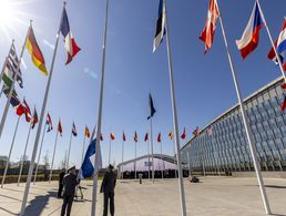 Flaggen der Mitgliedstaaten vor dem NATO-Hauptquartier in Brüssel: Seit der Gründung 1949 sind 32 Staaten dem transatlantischen Bündnis beigetreten. Foto: NATO