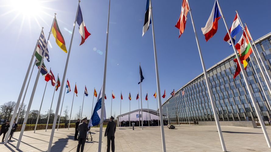 Flaggen der Mitgliedstaaten vor dem NATO-Hauptquartier in Brüssel: Seit der Gründung 1949 sind 32 Staaten dem transatlantischen Bündnis beigetreten. Foto: NATO