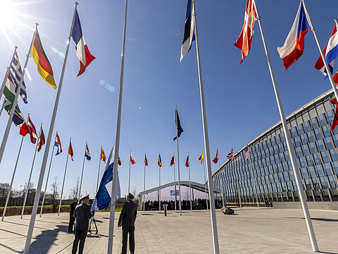 Flaggen der Mitgliedstaaten vor dem NATO-Hauptquartier in Brüssel: Seit der Gründung 1949 sind 32 Staaten dem transatlantischen Bündnis beigetreten. Foto: NATO