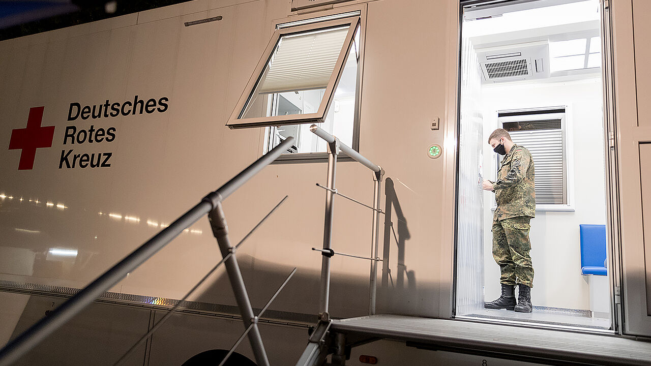 Rund 2000 Soldaten sind aktuell im Corona-Einsatz. Das BMVg rechnet damit, dass diese Zahl noch steigt. Foto: Bundeswehr/Tom Twardy