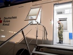 Rund 2000 Soldaten sind aktuell im Corona-Einsatz. Das BMVg rechnet damit, dass diese Zahl noch steigt. Foto: Bundeswehr/Tom Twardy