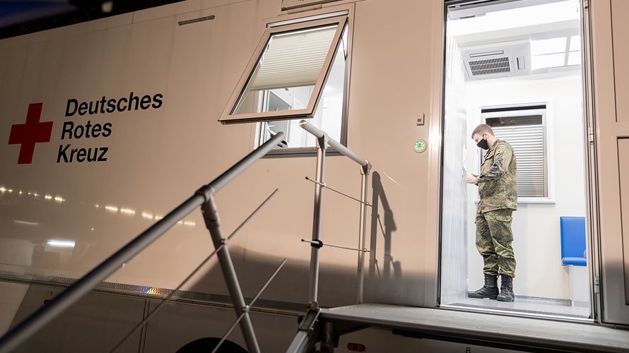 Rund 2000 Soldaten sind aktuell im Corona-Einsatz. Das BMVg rechnet damit, dass diese Zahl noch steigt. Foto: Bundeswehr/Tom Twardy