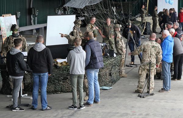 Reges Interesse an der Ausstattung der Schützentrupps des Schützenpanzers Puma (Foto: AusbZ/FMZ)