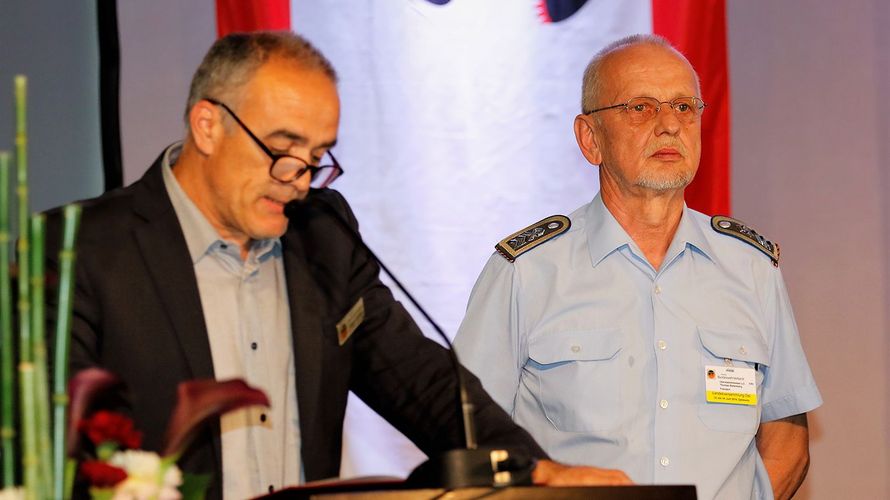 Der stellvertretende DBwV-Bundesvorsitzende, Oberstabsfeldwebel a.D.  Jürgen Görlich (l.), hielt die Laudatio auf Thomas Bielenberg. Fotos: DBwV/Kruse