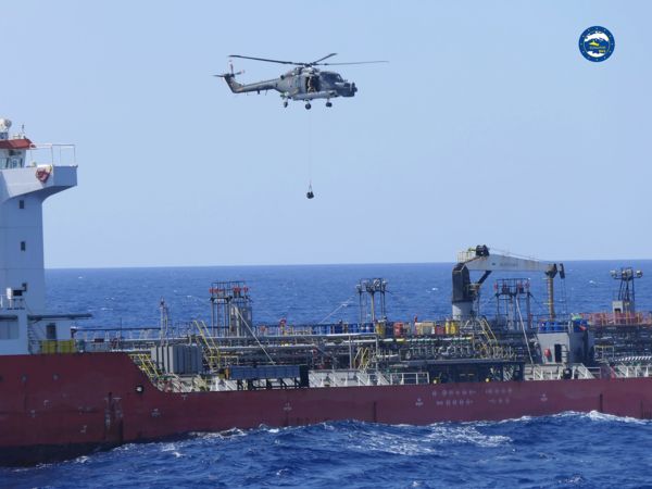 Der Bordhubschrauber der Fregatte „Hamburg“ über dem Tanker „Royal Diamond 7“. Bei der Kontrolle des Schiffs wurde ein Verstoß gegen das für Libyen geltende Waffenembargo festgestellt. Foto: EUNAVFOR MED