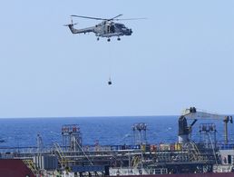 Der Bordhubschrauber der Fregatte "Hamburg" über dem Tanker "Royal Diamond 7". Foto: EUNAVFOR MED