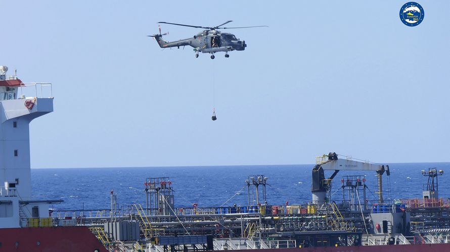 Der Bordhubschrauber der Fregatte "Hamburg" über dem Tanker "Royal Diamond 7". Foto: EUNAVFOR MED