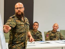 In der Workshop-Phase debattierten die Teilnehmer in Gruppen darüber, wie vermehrt junge Leute für eine Mitgliedschaft oder ein Ehrenamt im DBwV gewonnen werden können. Anschließend wurden die Ergebnisse und Lösungsvorschläge präsentiert und in großer Runde weiter diskutiert. Foto: DBwV/Firyn