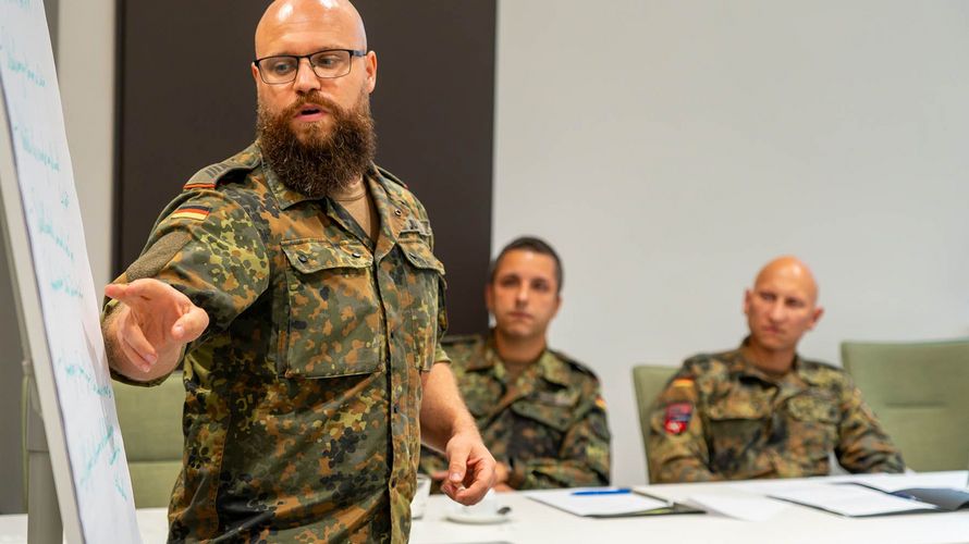 In der Workshop-Phase debattierten die Teilnehmer in Gruppen darüber, wie vermehrt junge Leute für eine Mitgliedschaft oder ein Ehrenamt im DBwV gewonnen werden können. Anschließend wurden die Ergebnisse und Lösungsvorschläge präsentiert und in großer Runde weiter diskutiert. Foto: DBwV/Firyn