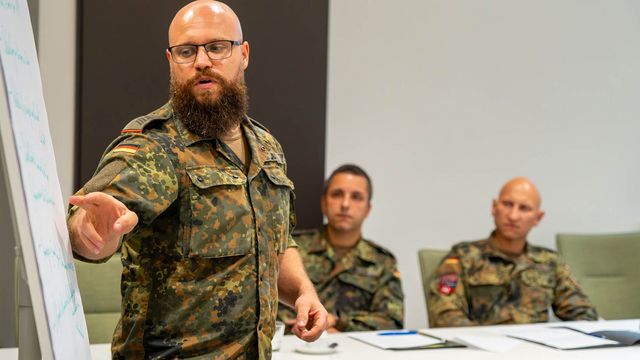 In der Workshop-Phase debattierten die Teilnehmer in Gruppen darüber, wie vermehrt junge Leute für eine Mitgliedschaft oder ein Ehrenamt im DBwV gewonnen werden können. Anschließend wurden die Ergebnisse und Lösungsvorschläge präsentiert und in großer Runde weiter diskutiert. Foto: DBwV/Firyn