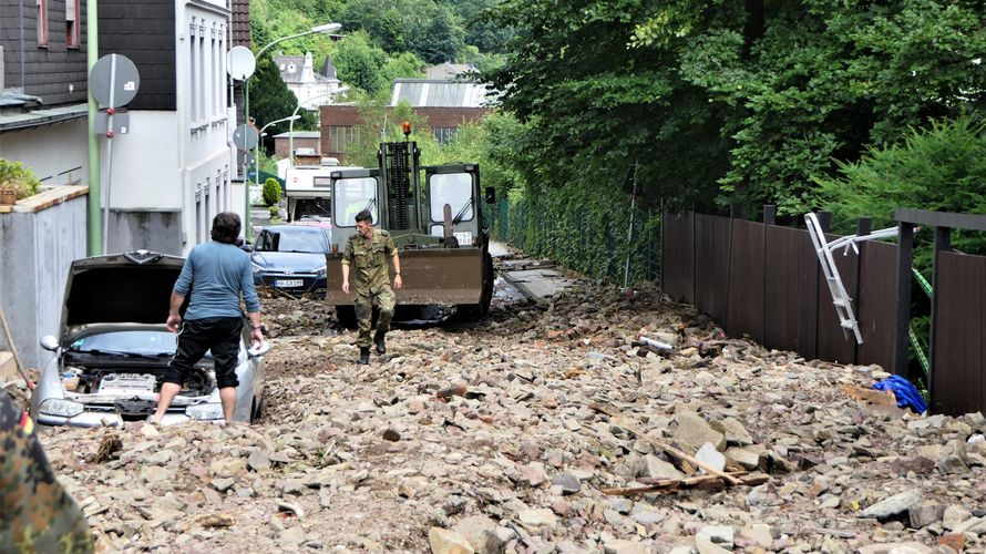 Mit Räumgerät, aber auch mit Hubschraubern und Sturmbooten unterstützt die Bundeswehr bei der Bewältigung der Flutkatastrophe im Westen Deutschlands. Foto: Twitter/Bundeswehr 