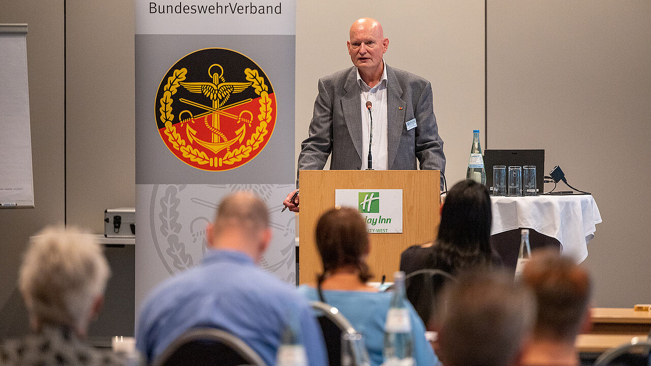 Klaus-Hermann Scharf, Vorsitzender des Fachbereichs Zivile Beschäftigte, warnte vor Einschnitten bei den kommenden Tarif- und Besoldungsrunden. Attraktivität und Funktionstüchtigkeit des Öffentlichen Dienstes seien ansonsten gefährdet. Foto: DBwV/Yann Bombeke