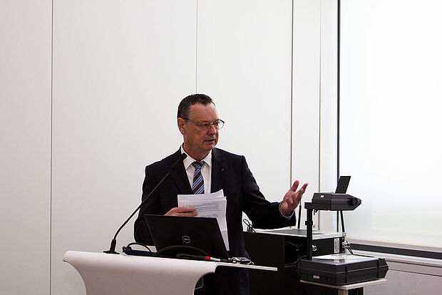 Durch das Programm führte der Wehrbeauftragte a.D. Hellmut Königshaus Foto: DBwV/Kleinemas