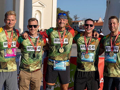 Perfekt mit einem durch den DBwV finanzierten Laufshirt ausgestattet, gingen einige Angehörige des Aufstellungstabes der Panzerbrigade 45 auf die unterschiedlichen angebotenen Strecken beim Vilnius-Marathon. Foto: Bundeswehr