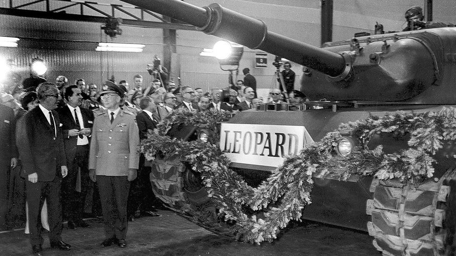 Der erste Leopard rollt im Beisein des Inspekteur des Heeres, Generalleutnant Ulrich de Maizière, und dem Bundesminister der Verteidigung, Kai-Uwe von Hassel, vom Band. Foto: Bundeswehr/Munker