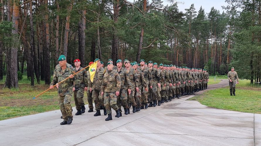 Den Tag der Werte nutzte das PzGrenBtl 411 zur Ausbildung „Marsch mit Gesang“. Foto: Michael Edlinger